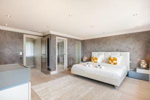 Postel nebo postele na pokoji v ubytování Azurenting - Villa d’exception Vue mer & Guest House