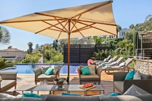 Bazén v ubytování Azurenting - Villa d’exception Vue mer & Guest House nebo v jeho okolí