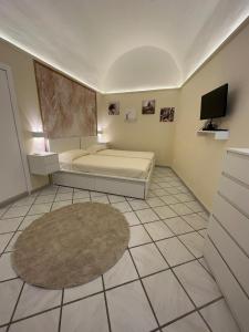 伊斯基亚Casa Donda的一间小卧室,配有床和地毯