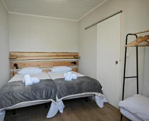 ein Schlafzimmer mit einem Bett mit Handtüchern darauf in der Unterkunft Casa da Marta - Azorean Nature Escape in Nordeste