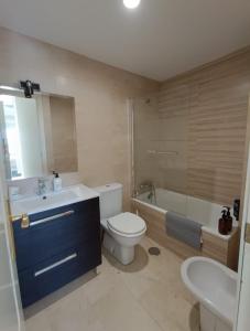 Et badeværelse på Duplex penthhouse Marbella parking private sea views