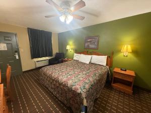 Camera con letto e ventilatore a soffitto. di Deerfield Inn a Portland