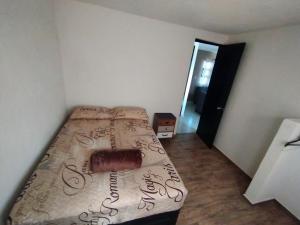 Una cama o camas en una habitación de Jacarandas