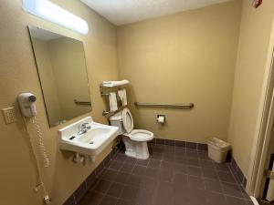 un bagno con lavandino, WC e specchio di Deerfield Inn a Portland Altre 17 foto