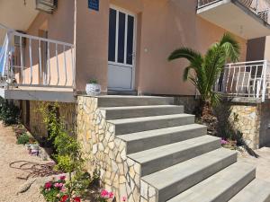 比奥格勒·纳·莫鲁Apartman M&M的通往带门的房子的楼梯