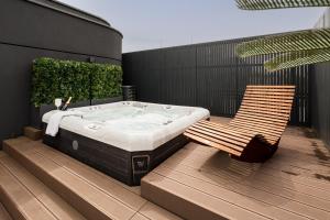 Φωτογραφία από το άλμπουμ του Jacuzzi Haven in Warsaw - Private Terrace & Parking στη Βαρσοβία +13 φωτογραφίες