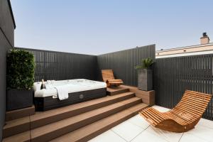 Μπαλκόνι ή βεράντα στο Jacuzzi Haven in Warsaw - Private Terrace & Parking