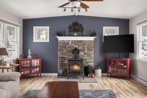 Μια τηλεόραση ή/και κέντρο ψυχαγωγίας στο Dog-Friendly w Hot Tub, Fire Pit & River Access +43 φωτογραφίες