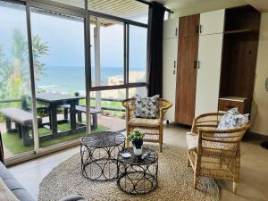Una sala de estar con vista al mar. en Camarque - Umdloti's Ocean Escape, en Umdloti