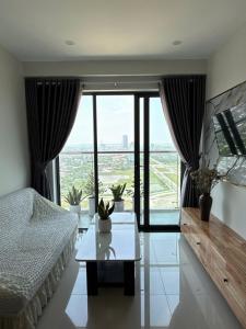 Thôn Văn DươngMILY Homestay, Căn hộ cao cấp Huế的带床和桌子的客厅