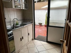 ラ・セレナにあるAlojamiento en La Serena con estacionamientoのキッチン(パティオに面したドア付) +1枚の写真