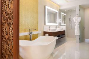 bagno con vasca, 2 lavandini e specchio di 2BD Suite at Villa La Valencia Beach Resort a San José del Cabo Altre 43 foto