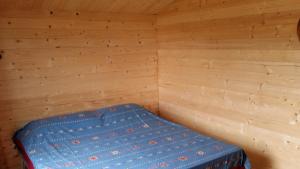 เตียงในห้องที่ Campeggio Bungalow Darwin