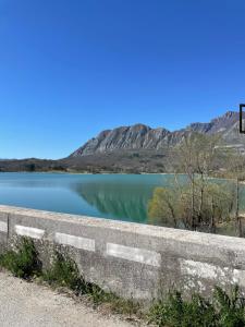 una vista di un lago con le montagne sullo sfondo di Il Frantoio di Franco a Rocchetta a Volturno