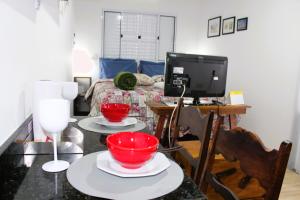 a living room with two red bowls on a table at Joia do Pepira in Brotas +13 photos