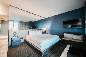 Postel nebo postele na pokoji v ubytování StripViewSuites at Palms Place + 17 fotografií