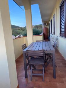 サンタンナ・アッレージにあるSax's houseの家のバルコニーにテーブルと椅子