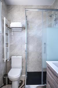 a bathroom with a toilet and a shower at La Maison Charentonneau in Maisons-Alfort +64 photos