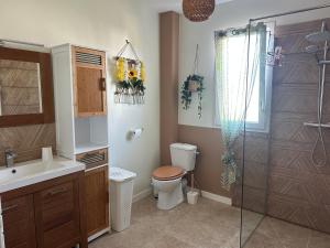 Koupelna v ubytování Maison familiale et conviviale proche océan avec terrain de pétanque + 20 fotografií