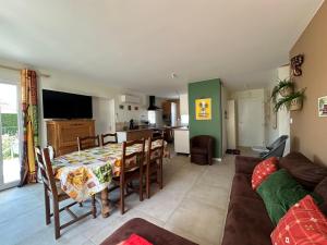 TV a/nebo společenská místnost v ubytování Maison familiale et conviviale proche océan avec terrain de pétanque