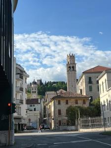 una ciudad con dos torres y una calle con edificios en Central Charme - Conegliano, en Conegliano