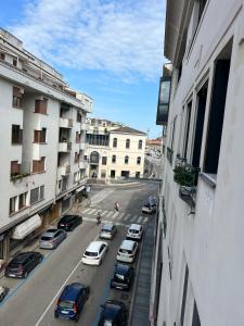 vistas a una calle de la ciudad con coches aparcados en la carretera en Central Charme - Conegliano, en Conegliano 7 fotos más