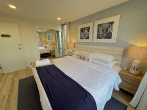 Ένα ή περισσότερα κρεβάτια σε δωμάτιο στο Family Fun! Selfie Wall, Walk To Beach, Pool,3 Tv +26 φωτογραφίες