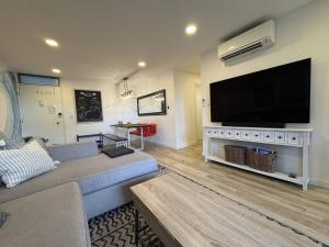 Μια τηλεόραση ή/και κέντρο ψυχαγωγίας στο Family Fun! Selfie Wall, Walk To Beach, Pool,3 Tv