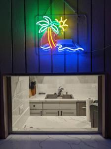 Φωτογραφία από το άλμπουμ του Family Fun! Selfie Wall, Walk To Beach, Pool,3 Tv σε Kihei