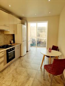 ルツカイにあるЗалізничний вокзал,автовокзал,обласна лікарняのキッチン(テーブル、冷蔵庫、テーブル付)