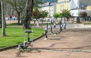 ein Park mit vielen Trainingsgeräten in einem Park in der Unterkunft 3 Bedroom Nice Apartment In A Coruña in A Coruña + 9 Fotos