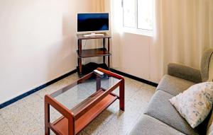 ein Wohnzimmer mit einem Couchtisch und einem TV in der Unterkunft 3 Bedroom Nice Apartment In A Coruña in A Coruña