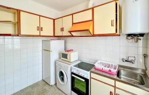 eine Küche mit einem Kühlschrank und einer Waschmaschine in der Unterkunft 3 Bedroom Nice Apartment In A Coruña in A Coruña