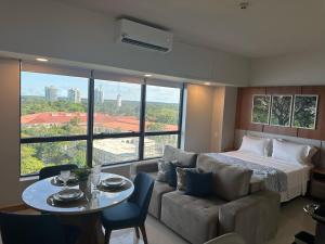 马瑙斯Tropical executive vista Rio的一间卧室，里面有一张床、一张沙发和一张桌子