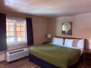 Postel nebo postele na pokoji v ubytování Adobe Inn Durango