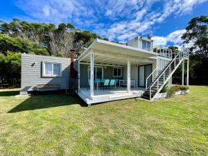 波特苏埃洛Lunalunera的草坪上有一栋带楼梯的白色小房子