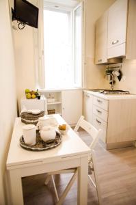 - une cuisine avec une table et de la vaisselle dans l'établissement Madonna dei Monti, à Rome