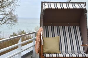 einen Hängesessel auf dem Balkon mit Meerblick in der Unterkunft Ferienwohnung Strandkorb in Juliusruh