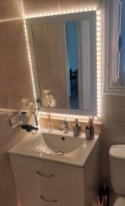 Łazienka w obiekcie Puerto Banus Apartment near beachfront, big sunny terrace, pool, tennis court, parking & movies projector