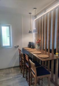 Kuchnia lub aneks kuchenny w obiekcie Puerto Banus Apartment near beachfront, big sunny terrace, pool, tennis court, parking & movies projector