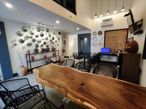 a room with chairs and a table with a wooden bench at Casa Aceves & Bueno Hotel Boutique in El Salto