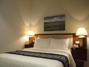 Postel nebo postele na pokoji v ubytování Kapitan Kongsi Boutique Hotel