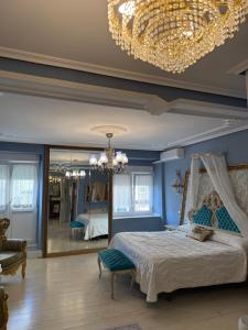 Giường trong phòng chung tại Hostal Boutique Puerta del Sol