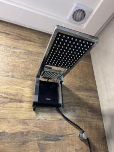a laptop computer sitting on top of a wooden floor at Villa Pomerode Hospedagem - Suítes com conforto e aconchego conectados com a Natureza in Pomerode