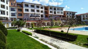 Bazén v ubytování Harmony Hills Kolevi Apartments nebo v jeho okolí