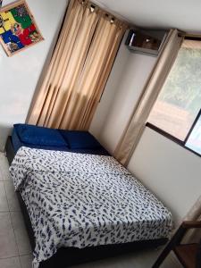 Ένα ή περισσότερα κρεβάτια σε δωμάτιο στο Habitación con aire y piscina
