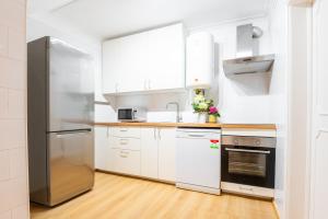 Kuchyň nebo kuchyňský kout v ubytování Modern Bairro Alto Rooms