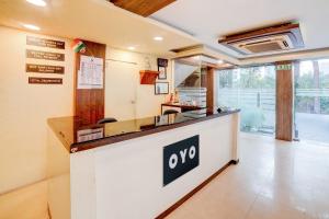 ボーパールにあるHotel O Ganpatiのカウンターに「oro」の看板が掲げられたキッチン