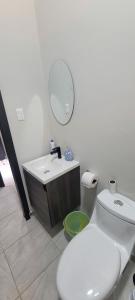 Bilik mandi di Monaco Aparments