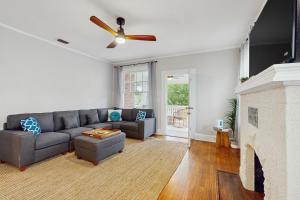 Et tv og/eller underholdning på Spacious duplex with private balcony, washer & dryer, and WiFI